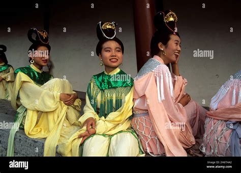 CHINA, NANKIN, DANCERS OF A HISTORIC SHOW ABOUT MING DYNASTY Stock ...