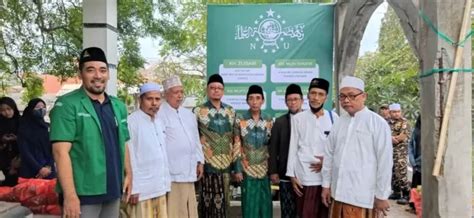 Hari Santri MWC NU Gresik Pasang Identitas Di Makam Muassis NU Radar