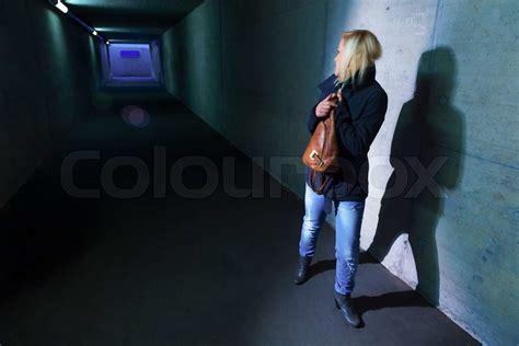 Frau Im Tunnel Hat Angst Stock Bild Colourbox