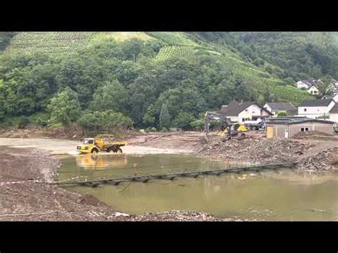 Grün dlichen bei Aufräumarbeiten in Rech nach dem Hochwasser 2021