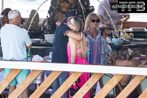 Kate Hudson Sexy Seen Flaunting Her Hot Bikini Body On A Boat In Nerano