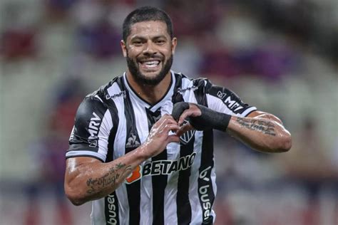 Cotado como parceiro de Hulk no Atlético MG atacante pode assinar