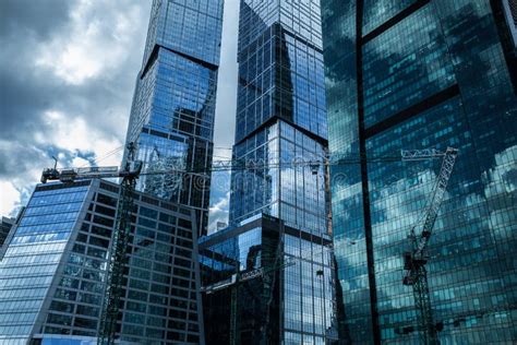 Detalle El Fondo De Cristal Azul Del Edificio Con El Cielo De La Nube