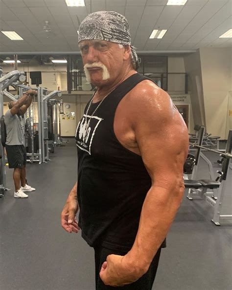 Hulk Hogan Hulk Hogan Is Super Impressed With Chris Hemsworth S Biceps And Kind Of Taking The