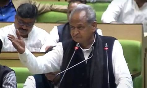 Ashok Gehlot Reads Out Old Budget For Minutes Alleges Vasundhara Raje