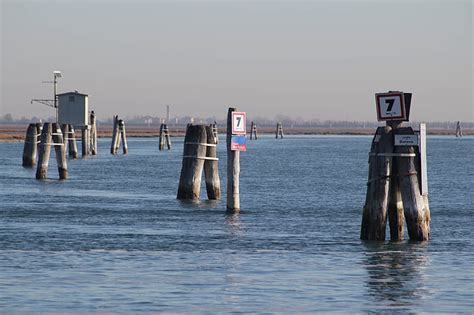 Deux Symboles De Venise Les Gondoles Et Les Bricole Echanges