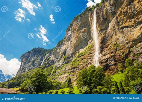 Beroemde Lauterbrunnen Vallei Met Waterval In Zwitserse Alpen Berner