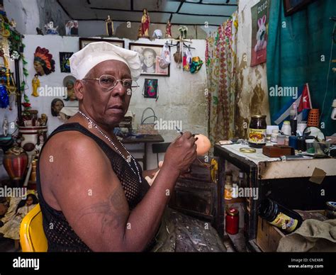 Un Hombre Cubano De Tez Oscura Que Es Un Creyente En La Regla De Ocha