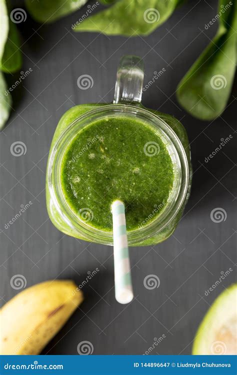 Groene Smoothie Met Hierboven Avocado Spinazie En Banaan In Een