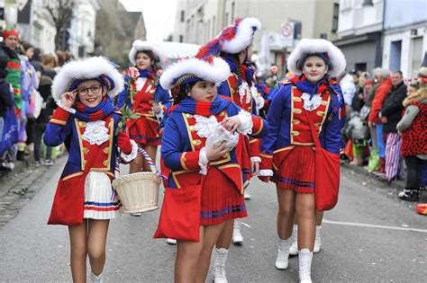 Eschweiler Rosenmontagszug Nach Drei Jahren Historisch Und G Nsehaut