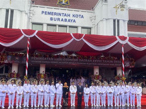 Khofifah Indar Parawansa Satu Satunya Gubernur Yang Terima Satyalancana