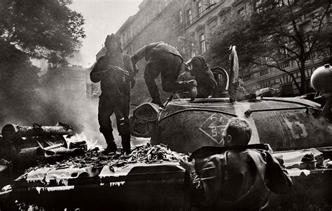 Josef Koudelka – Invasion 68 Prague | International Photography Magazine