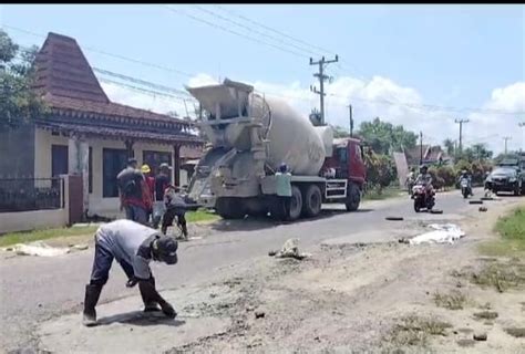 Warga Purwoasri Bersatu Kembali Bergotong Royong Cor Beton Jalan Dr