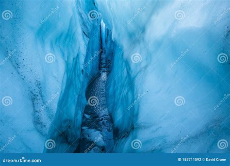 Murs De Glace Bleue Dans Une Crevasse Profonde Sur Le Glacier Matanuska