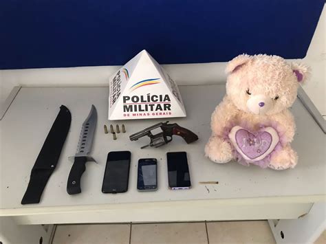 Jovem é preso arma de fogo escondida dentro de urso de pelúcia em