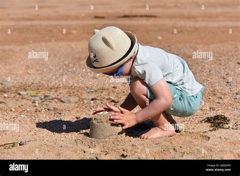 Enfant Accroupi Banque De Photographies Et Dimages à Haute Résolution