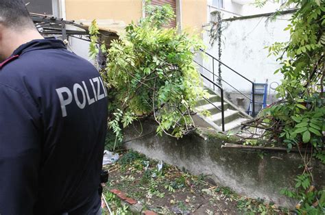 Via Isimbardi Bimbo Di Anni Cade Dal Settimo Piano Salvato Da