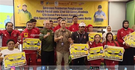 Pemprov Kalsel Serahkan Bonus Atlet Berprestasi Di Ajang Internasional