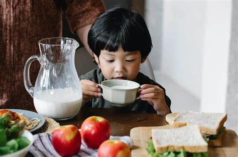 睡前喝牛奶助眠？要狂喝2500cc才有效 學者：心理作用居多 原因曝 中天新聞網