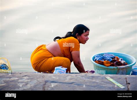 Indian Woman Washing Clothes Banque De Photographies Et Dimages à