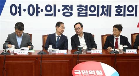 대화하는 한덕수 총리와 이진우 대한의학회장 뉴스1