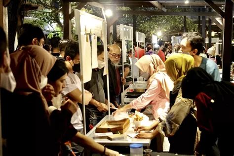 Foto Pecinta Kuliner Khas Palembang Memadati Festival Jajan Pempek Rpx