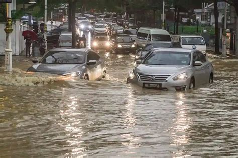 Antalya da sel ve su baskını uyarısı 5 ilçede eğitime ara verildi