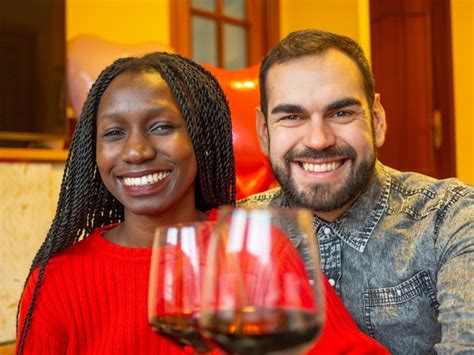 Retrato De Una Pareja Interracial Mir Ndose Ri Ndose Con Copas De Vino