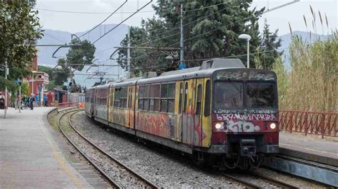 Capotreno Chiede A Passeggero Di Non Fumare E Mettere Mascherina Ma