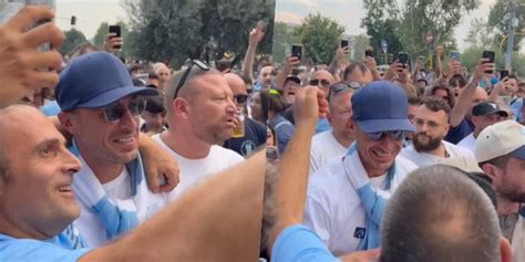 Lazio Radu Fa Il Tifoso Star A Ponte Milvio Poi In Curva Nord