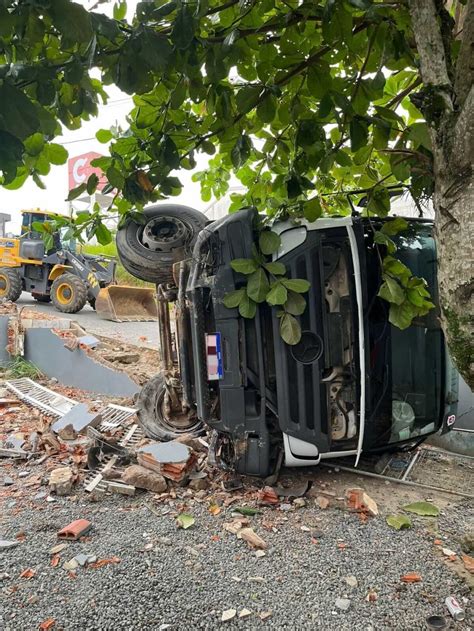 Caminh O Tomba E Derruba Muros De Resid Ncias Penha Online Not Cias