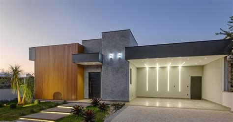 Casa Dos Parafusos Cofisa - Fachada de casa térrea com madeira, cimento queimado e iluminação ...