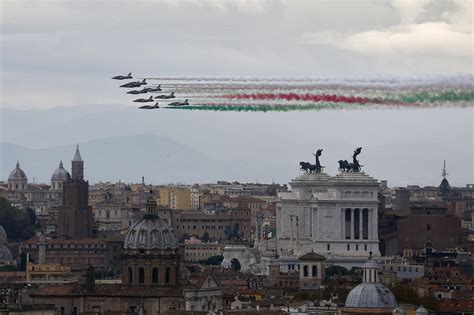 Novembre Le Frecce Tricolori Sorvolano I Cieli Di Roma Foto E Video