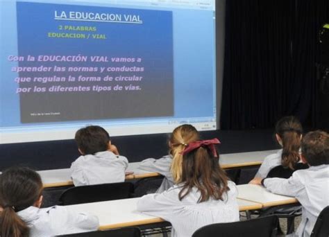 Brindaron una charla sobre educación vial en el Colegio Santiago