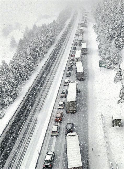 Hängen gebliebene Lkw Brennerautobahn am Freitag wegen Schneefall