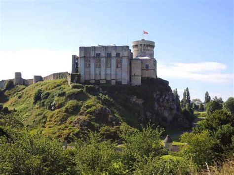 Visit of Normandy castles with our private tour from Caen or Paris