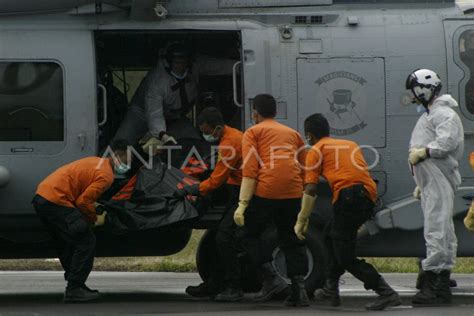 JENAZAH JATUHNYA PESAWAT AIR ASIA ANTARA Foto