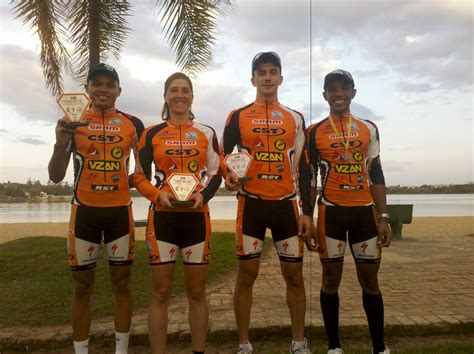 Atletas Da Equipe LM Tripp Specialized Brilham No Super Bike LM