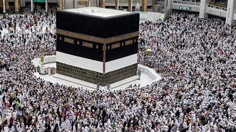 Mecca: Joy as pilgrims able to touch ancient Black Stone - BBC | Carunya