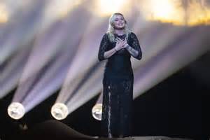 Louane en vacances à Saint Tropez la chanteuse se dévoile en bikini
