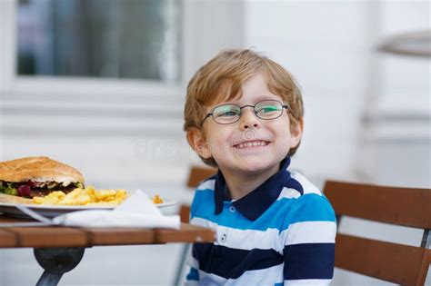 Petit Gar On Mangeant Des Aliments De Pr Paration Rapide Pommes