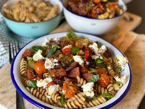 Pasta Met Geroosterde Groenten En Chorizo Familie Over De Kook