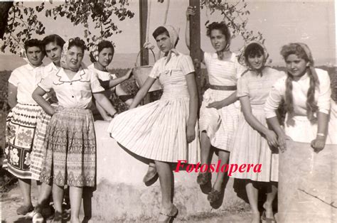 Recuerdo de un grupo de Loperanas de Excursión en la Granja Avícola