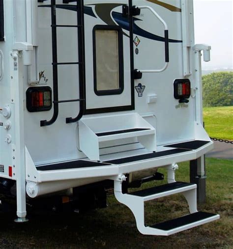 TCM EXCLUSIVE: 2018 Eagle Cap 811 - Truck Camper Magazine