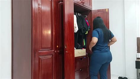 Sorprendiendo a mi voluptuosa madrastra cambiándose de ropa Erotixpussy