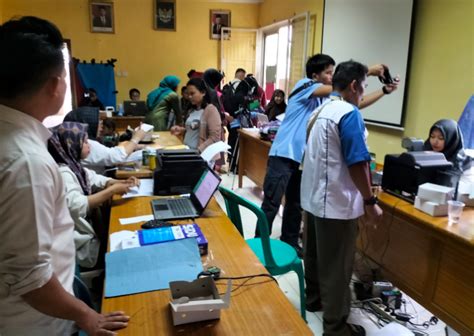 Disdukcapil Muaro Jambi Kebut Pembuatan KTP Pemilih Pemula Thehok Id