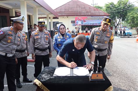 Jelang Idul Fitri H Polres Grobogan Musnahkan Ribuan Botol Miras