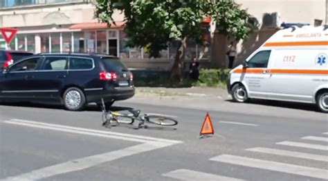 FOTO Accident bizar în Satu Mare O biciclistă a intrat frontal într o