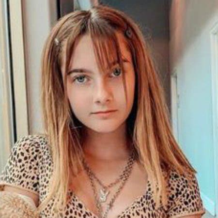 Ava Clark Bio Age Net Worth Salary Siblings Single Height