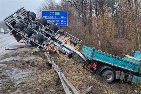 Schwerer Unfall Auf Der A Lkw Kommt Von Fahrbahn Ab Und Kippt Um